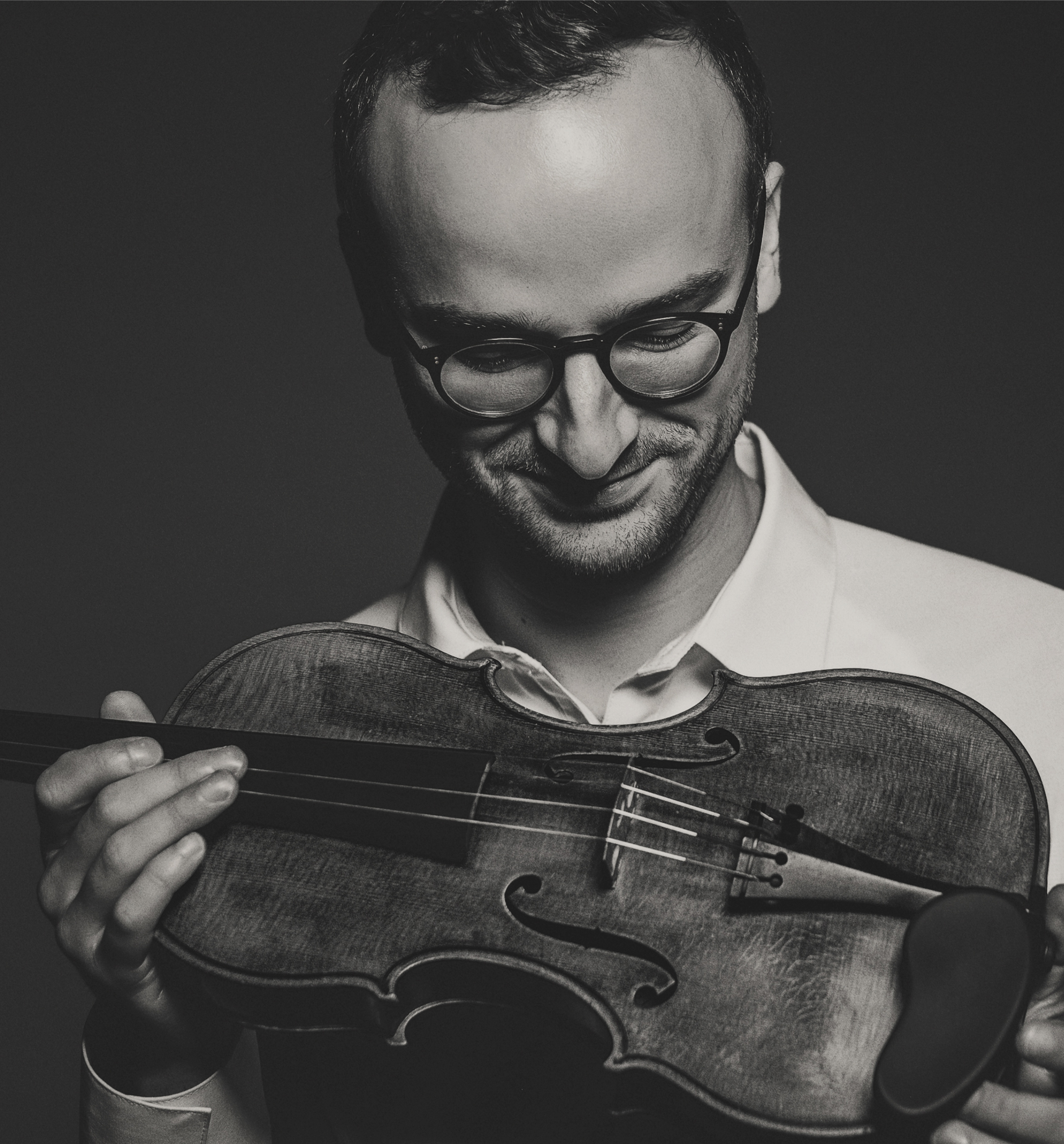 Daniel Kurganov with violin - Mobile